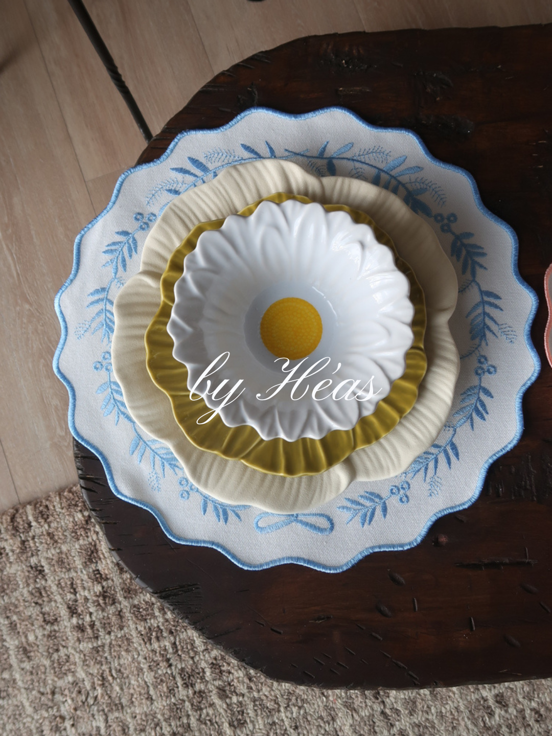 Embroidered Scallop Placemat – Bow Wreath 38cm