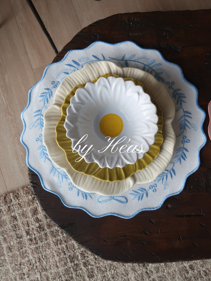 Embroidered Scallop Placemat – Bow Wreath 38cm