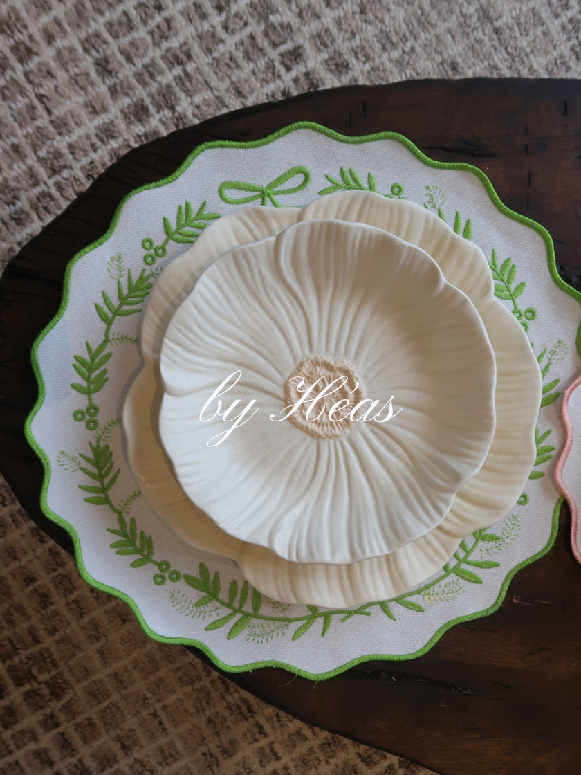Embroidered Scallop Placemat – Bow Wreath 38cm