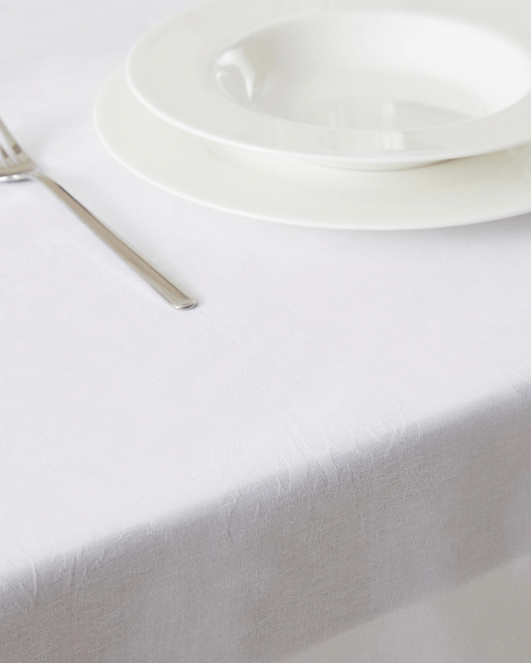 Cotton Jacquard Tablecloth in White (Round 165cm)