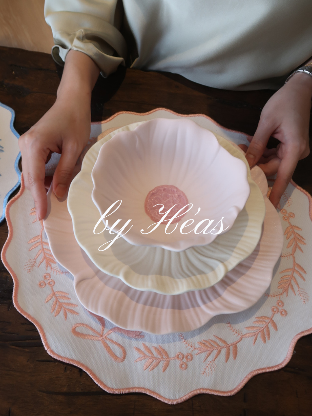 Embroidered Scallop Placemat – Bow Wreath 38cm