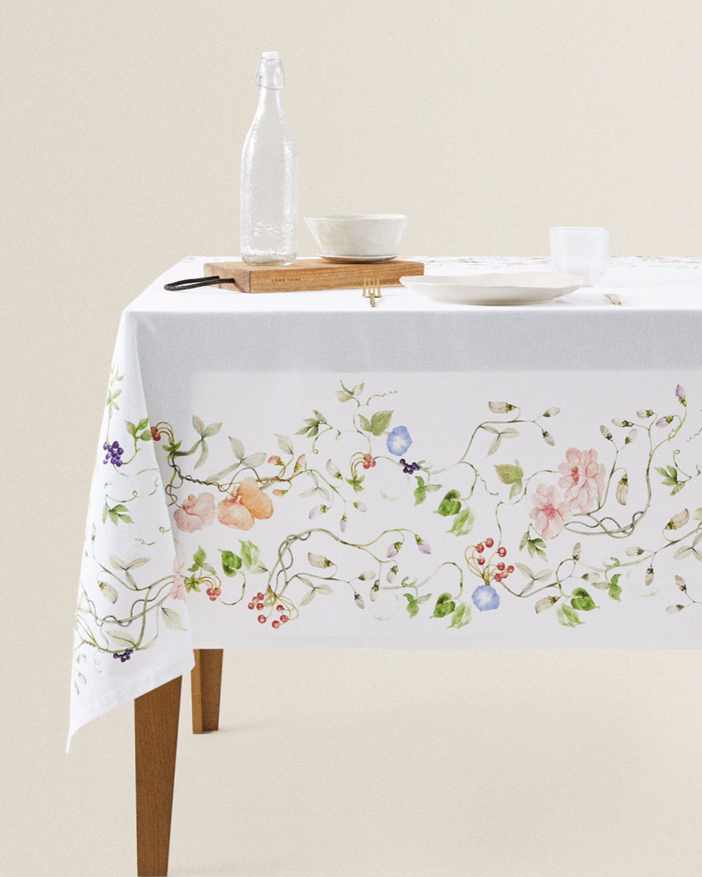 Floral Print Tablecloth in White (Round 180cm)