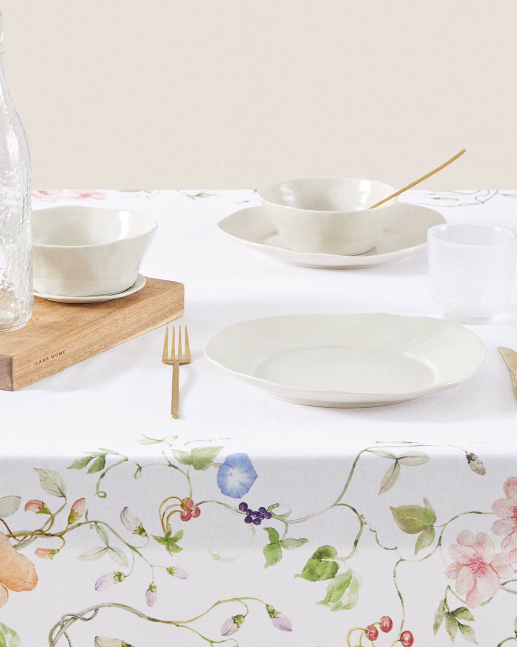 Floral Print Tablecloth in White (Round 180cm)
