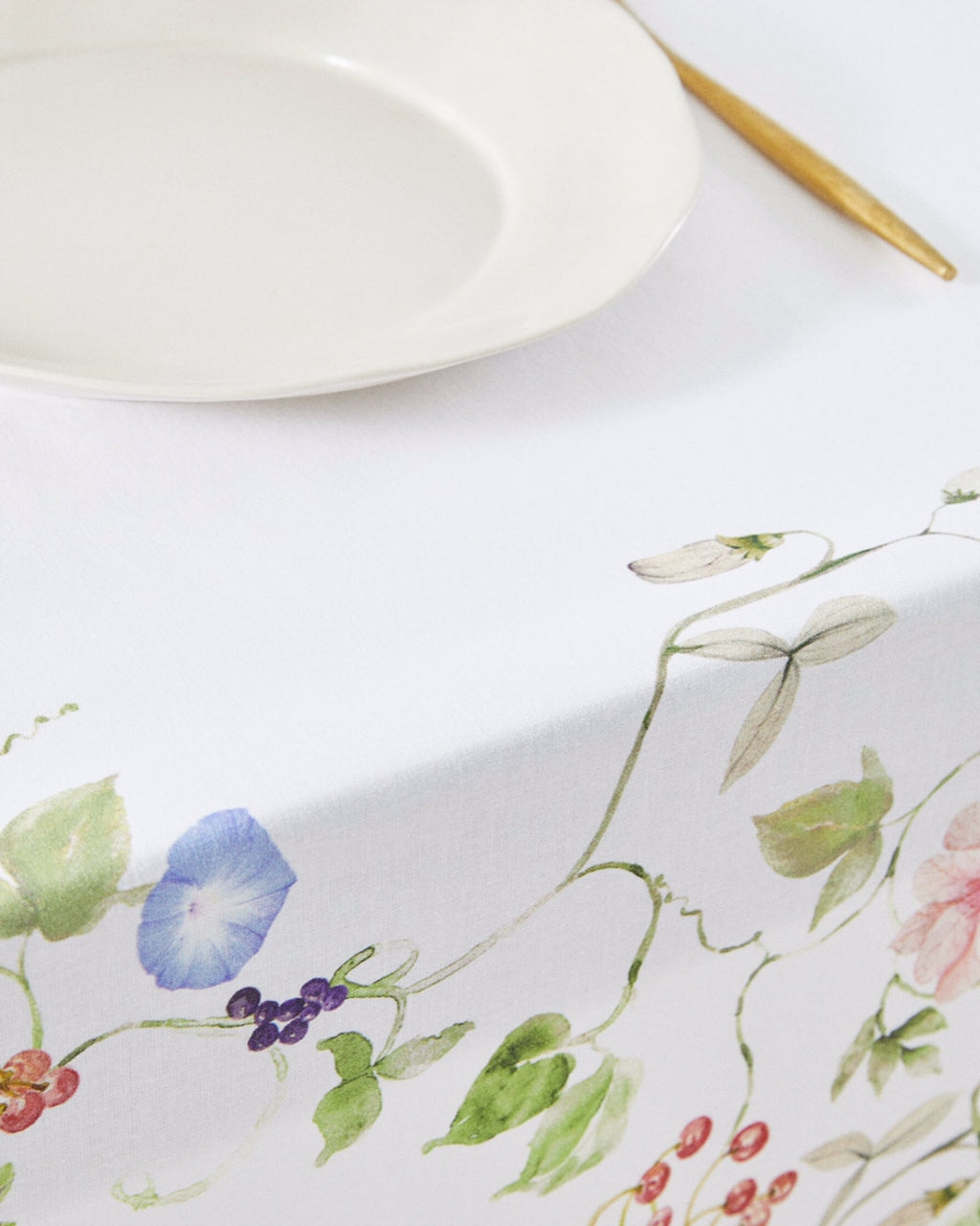 Floral Print Tablecloth in White (Round 180cm)