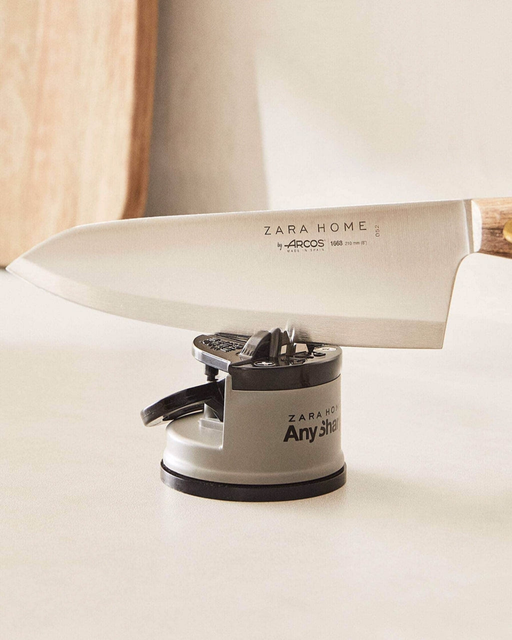 Knife Sharpener with Suction Cup in Grey