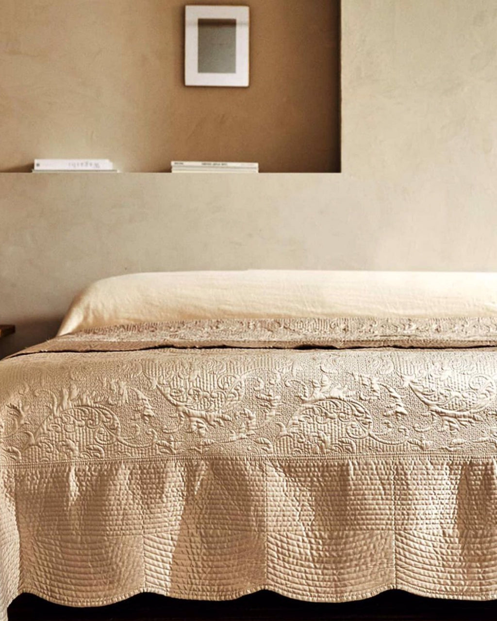 Scalloped Edge Raised Damask Quilt
