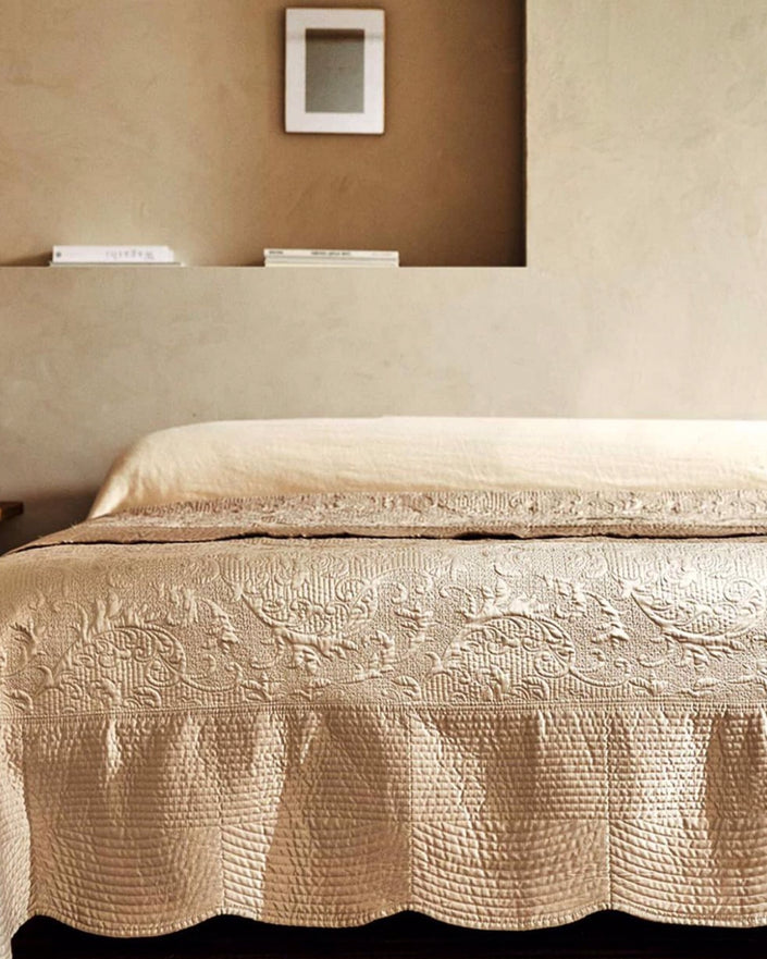 Scalloped Edge Raised Damask Quilt