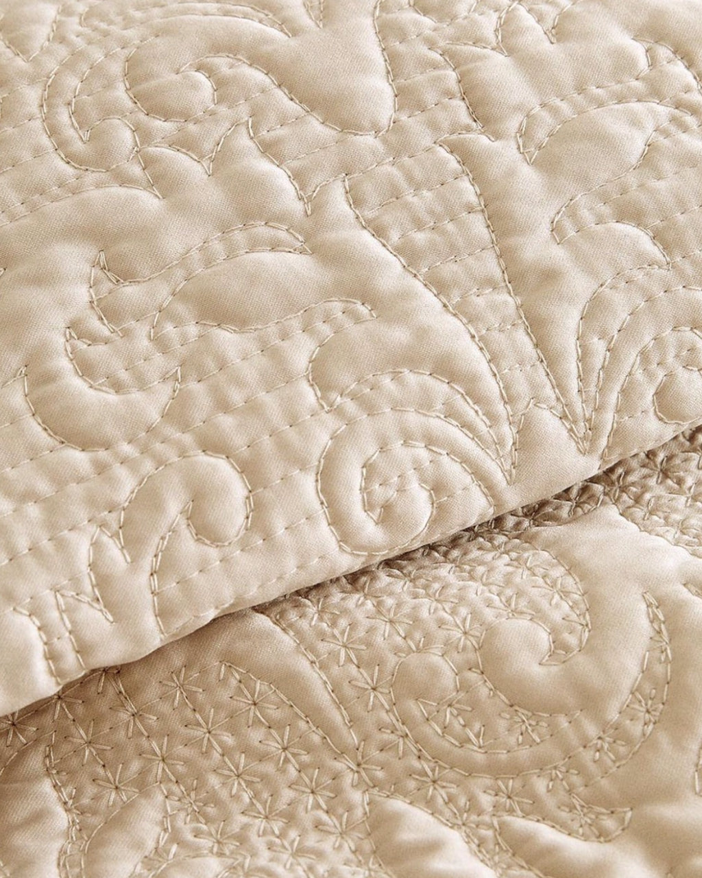 Scalloped Edge Raised Damask Quilt