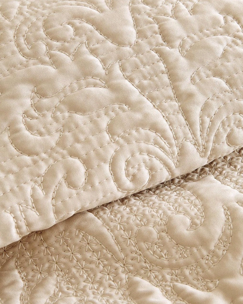 Scalloped Edge Raised Damask Quilt