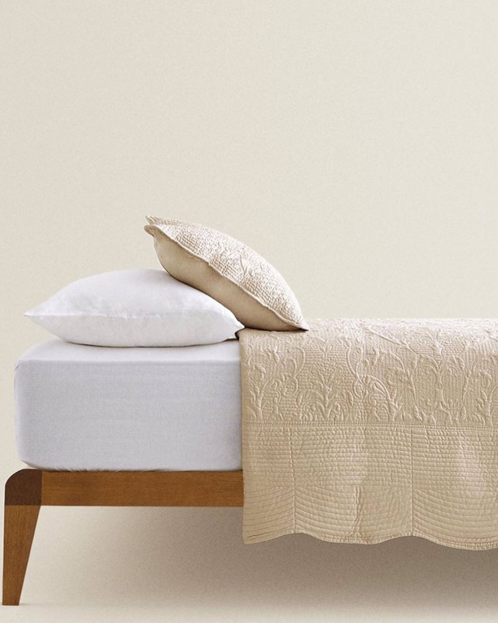 Scalloped Edge Raised Damask Quilt