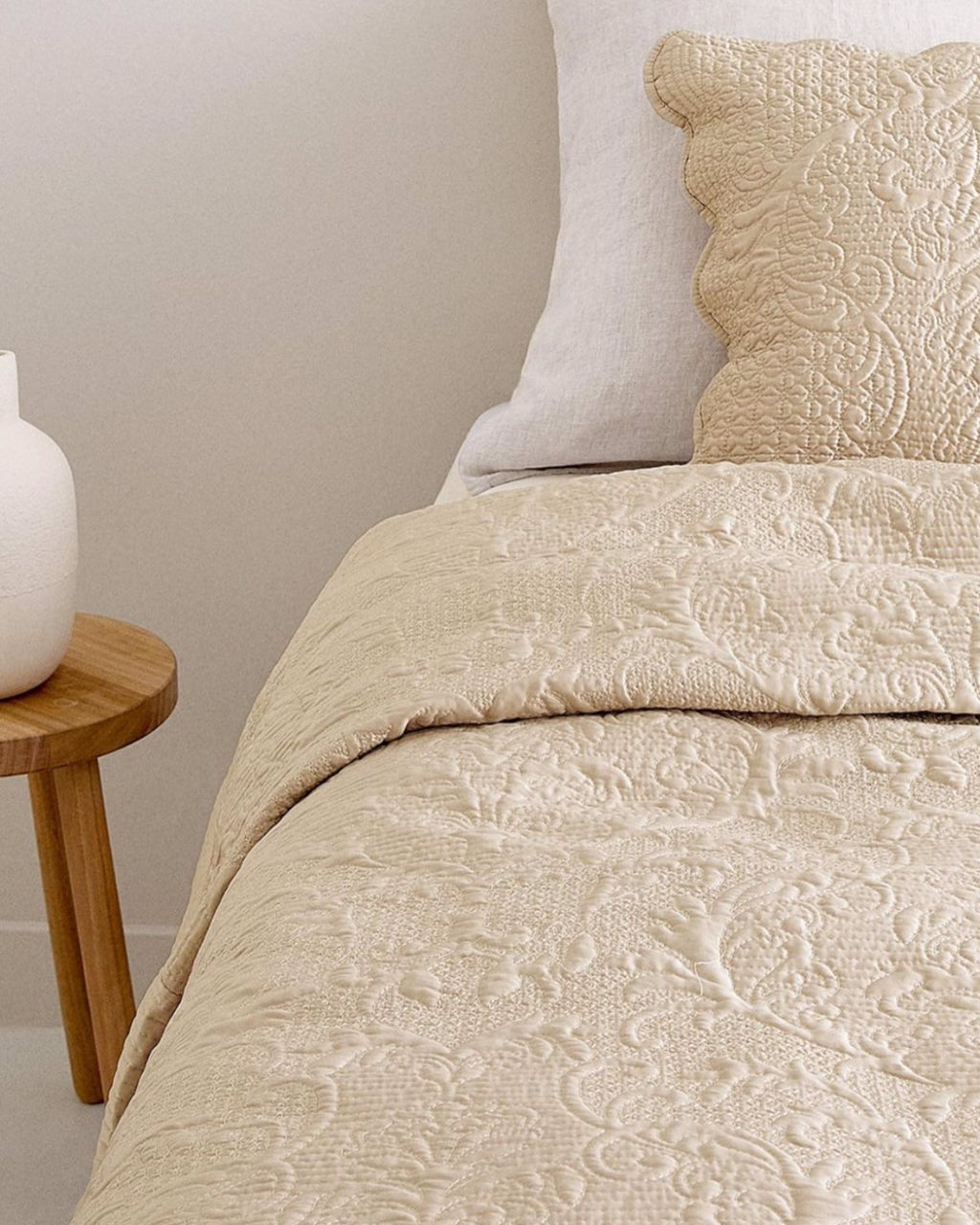 Scalloped Edge Raised Damask Quilt