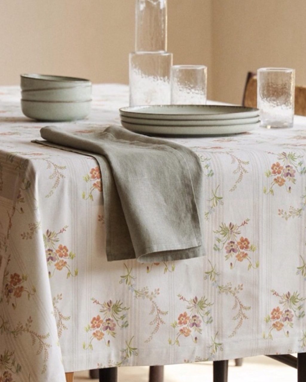 Floral White Floral Tablecloth (6-8 pax | Round)