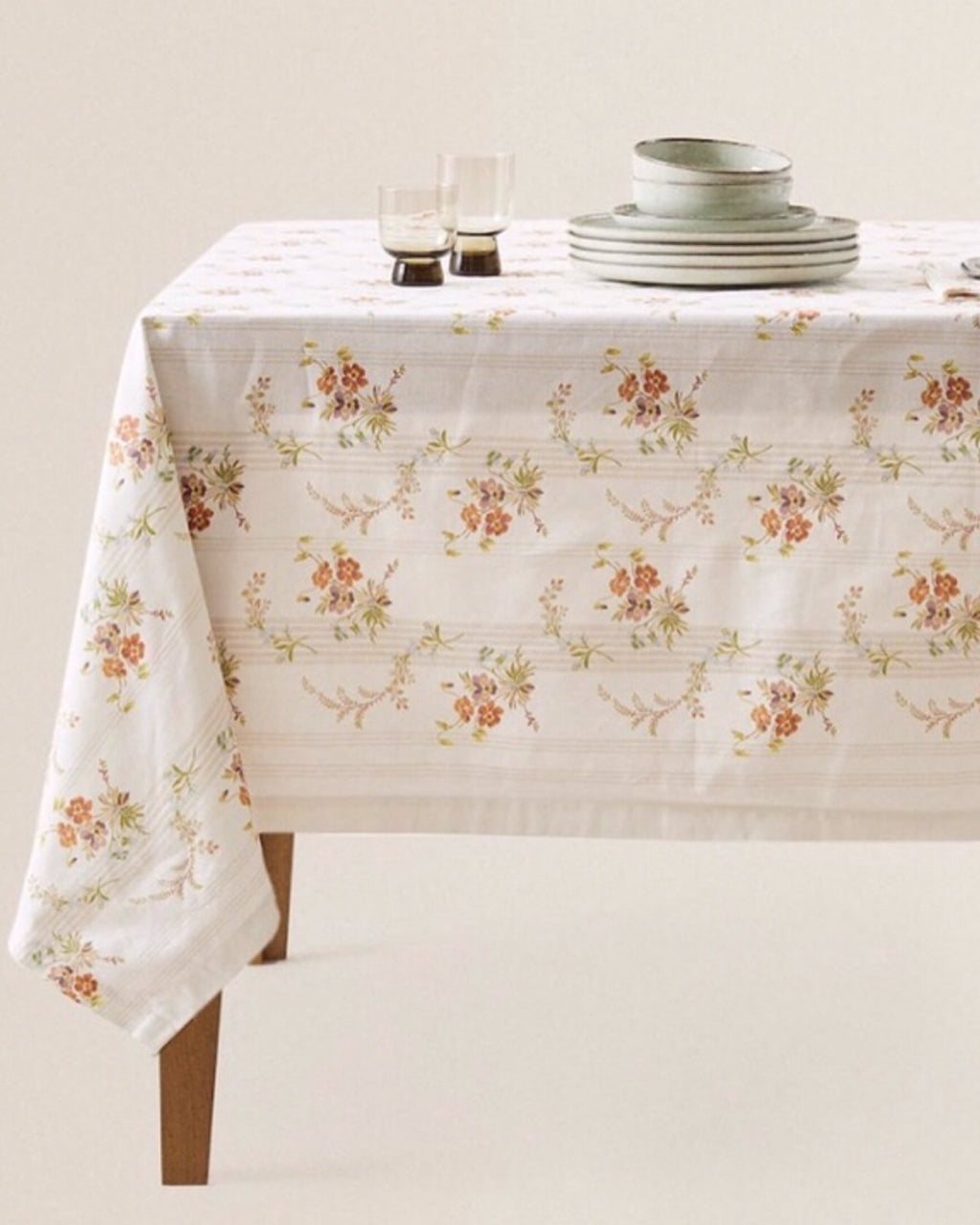 Floral White Floral Tablecloth (6-8 pax | Round)
