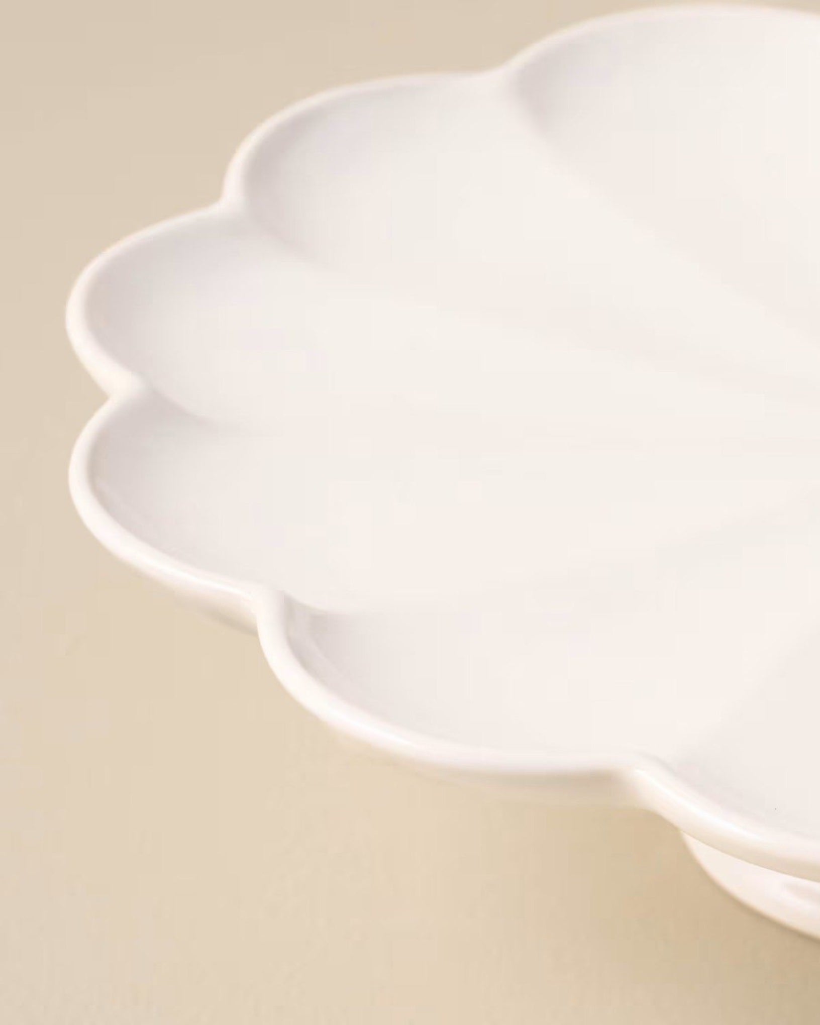 Cream Scalloped Cake Stand