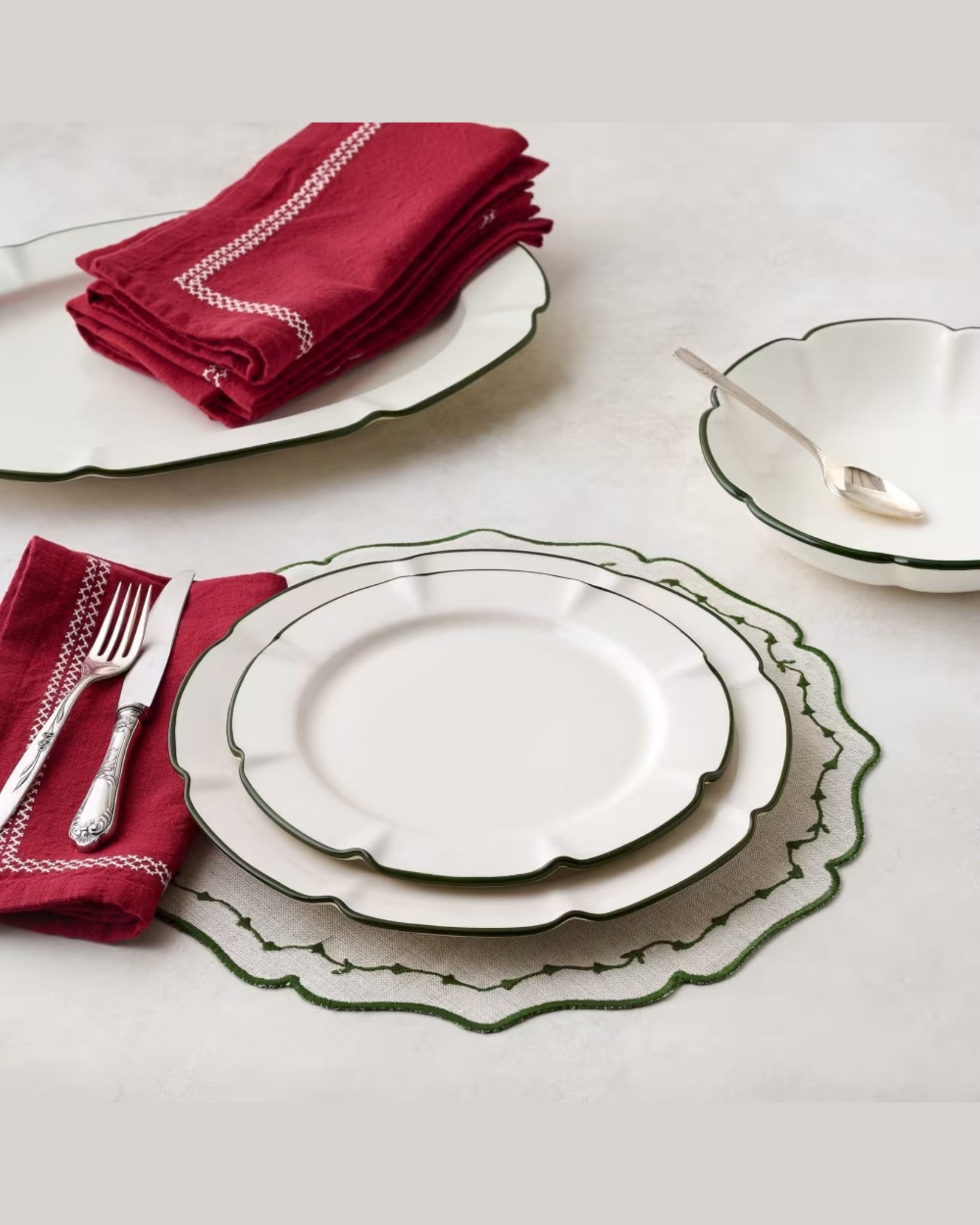 Luna Scalloped Serving Platter In Green Line