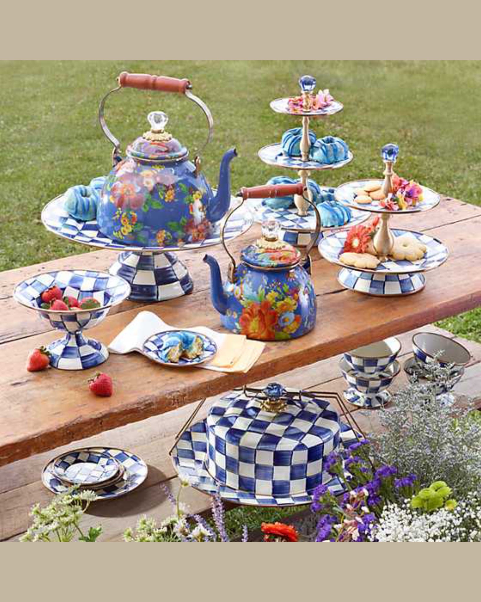 Royal Check Cake Carrier