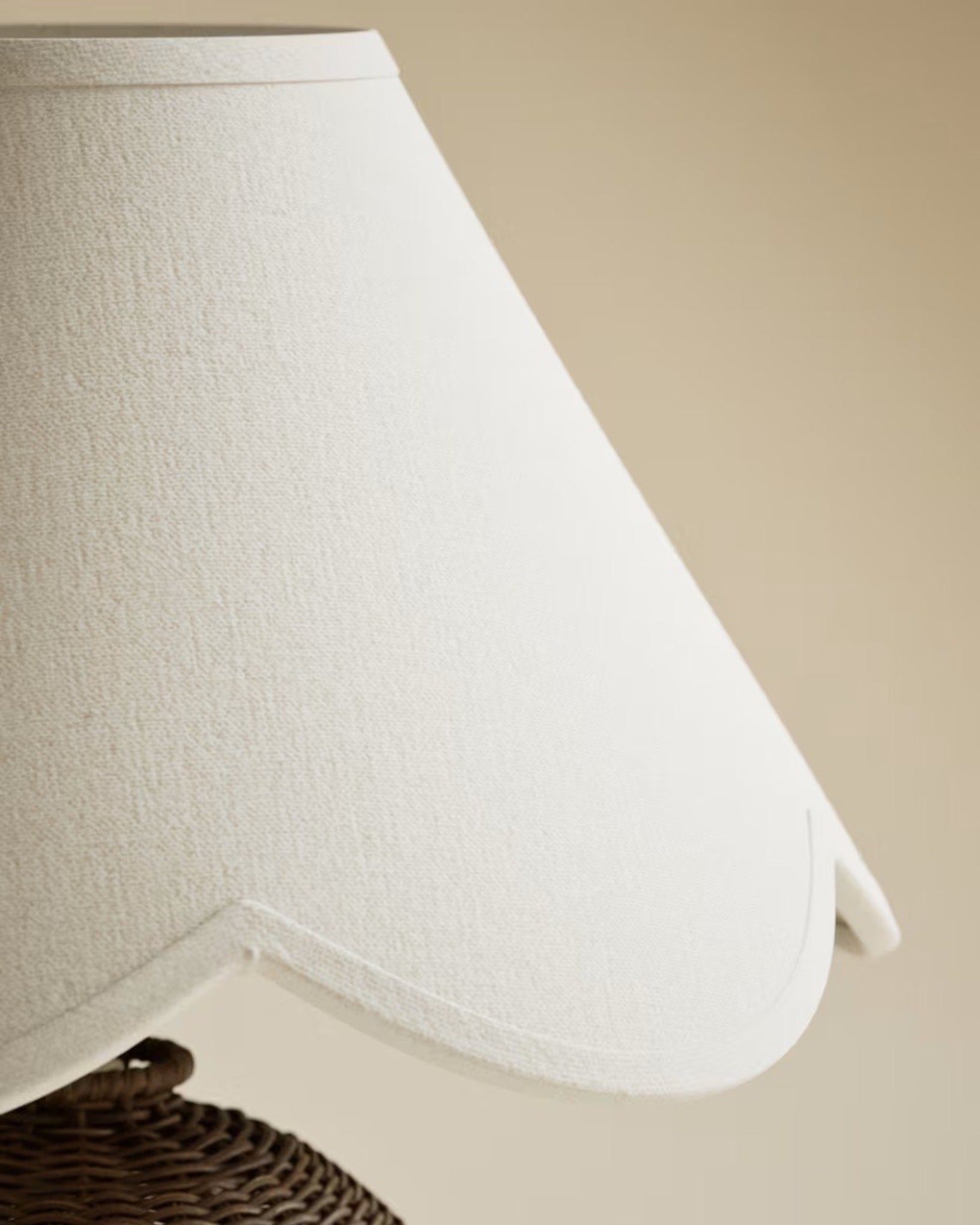 Serena Wicker Scallop Shade Table Lamp