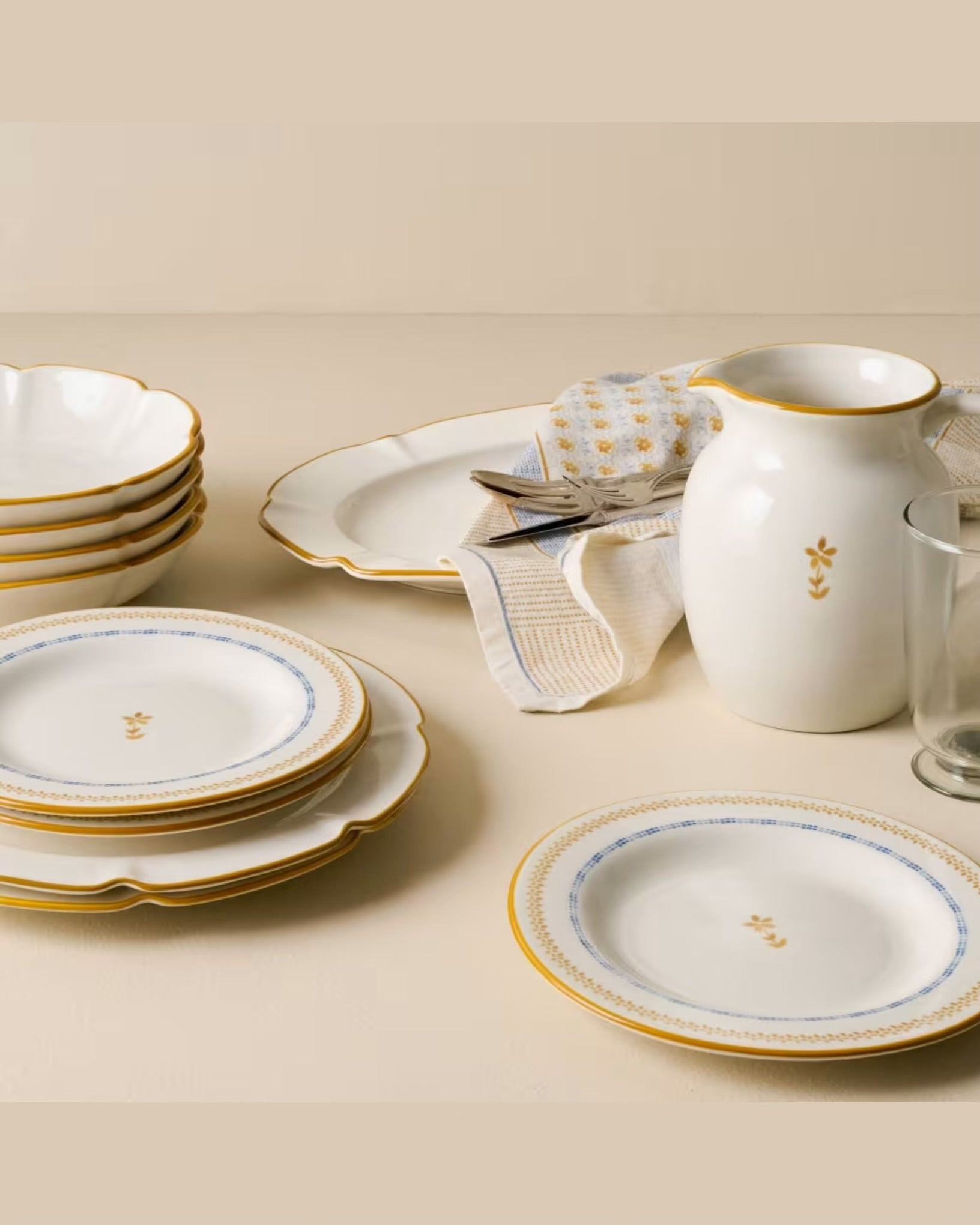 Luna Scalloped Serving Platter In Yellow Line