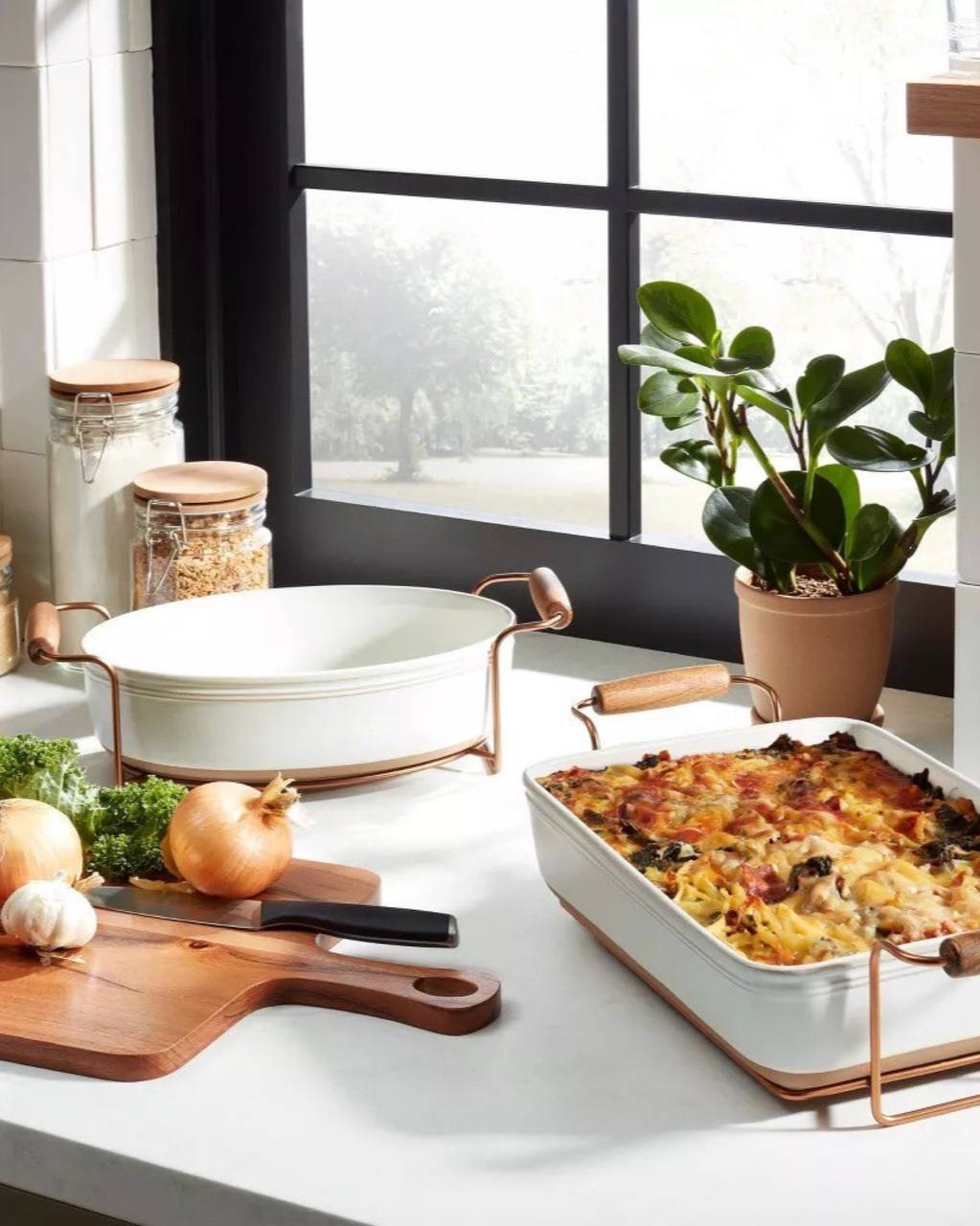 Cradle Carrier with Wooden Handle (serving dish not included)