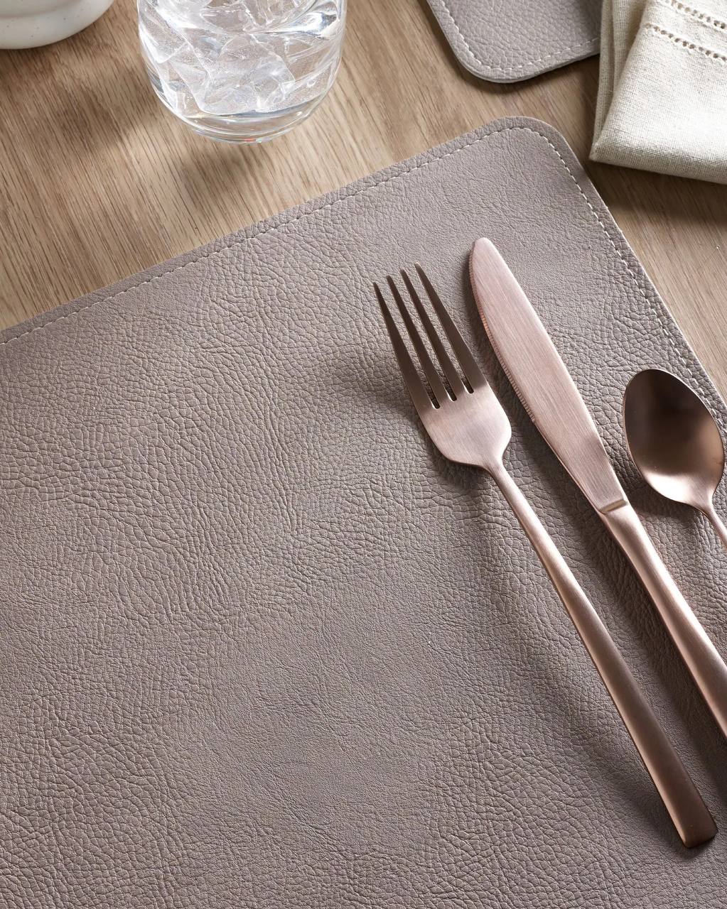 Set of 4/8 Faux Leather Placemats