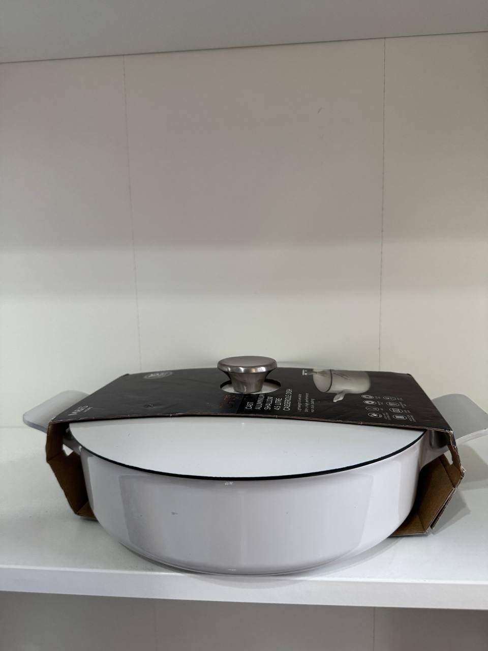 [imperfect] Cast aluminium shallow 4.5 litre casserole dish (3)
